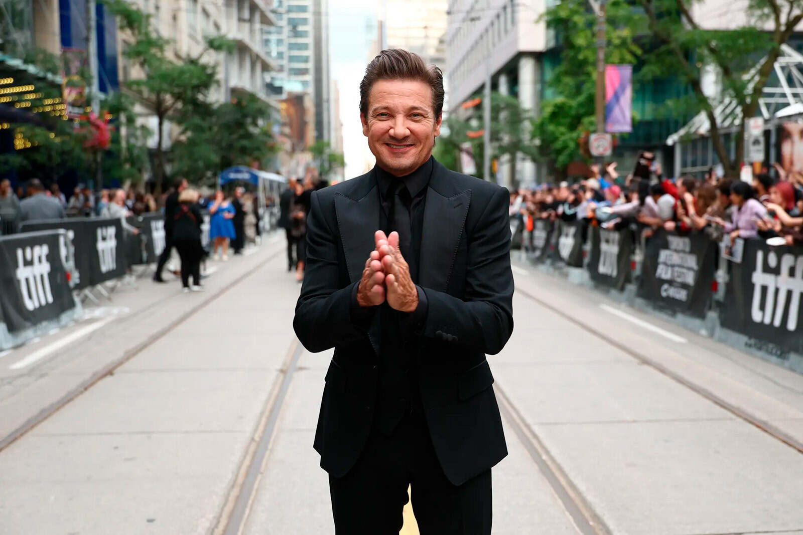 Партнёрша Джереми Реннера И Чжоу (Yi Zhou) обвинила актёра в непристойных сообщениях и угрозах