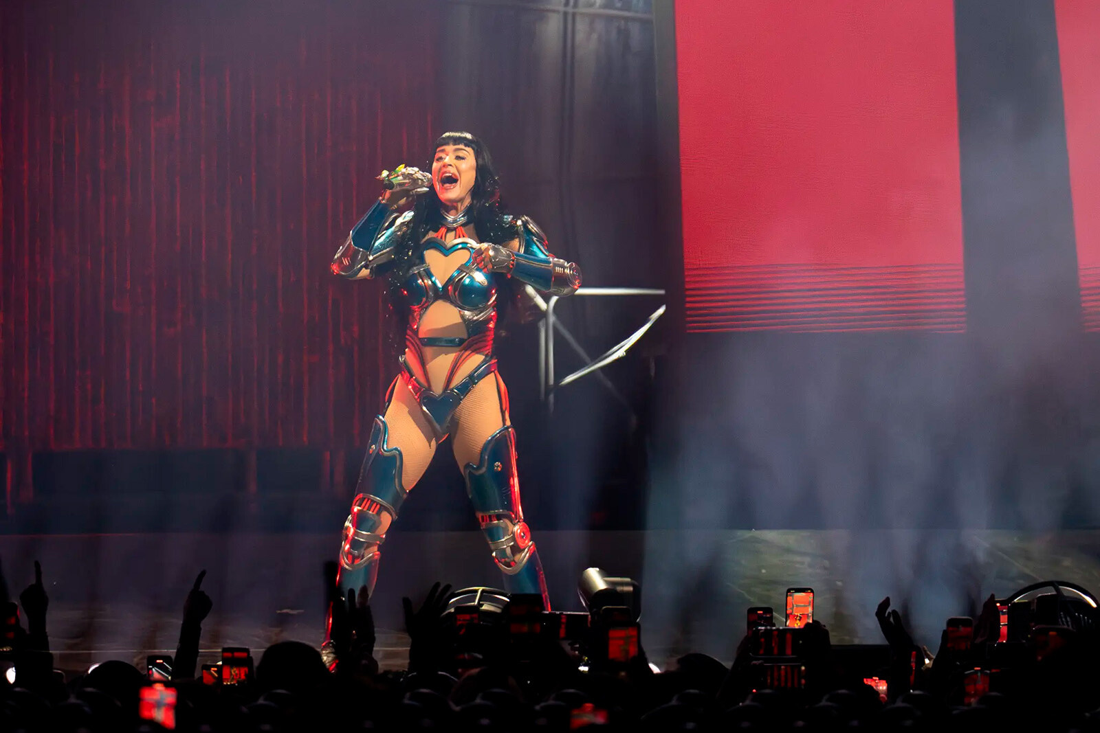 Кэти Перри выступает на арене Qudos Bank Arena 4 июня 2025 года в Сиднее, Австралия