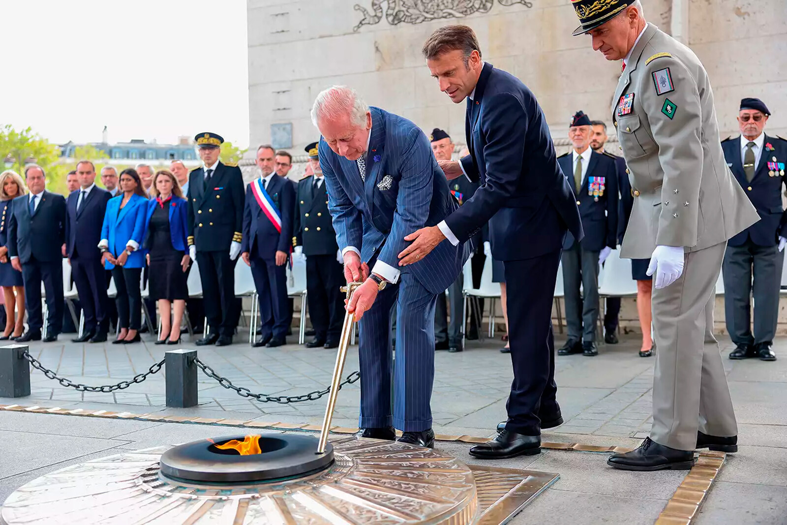 Король Карл III и Эммануэль Макрон зажигают вечный огонь, 2023
