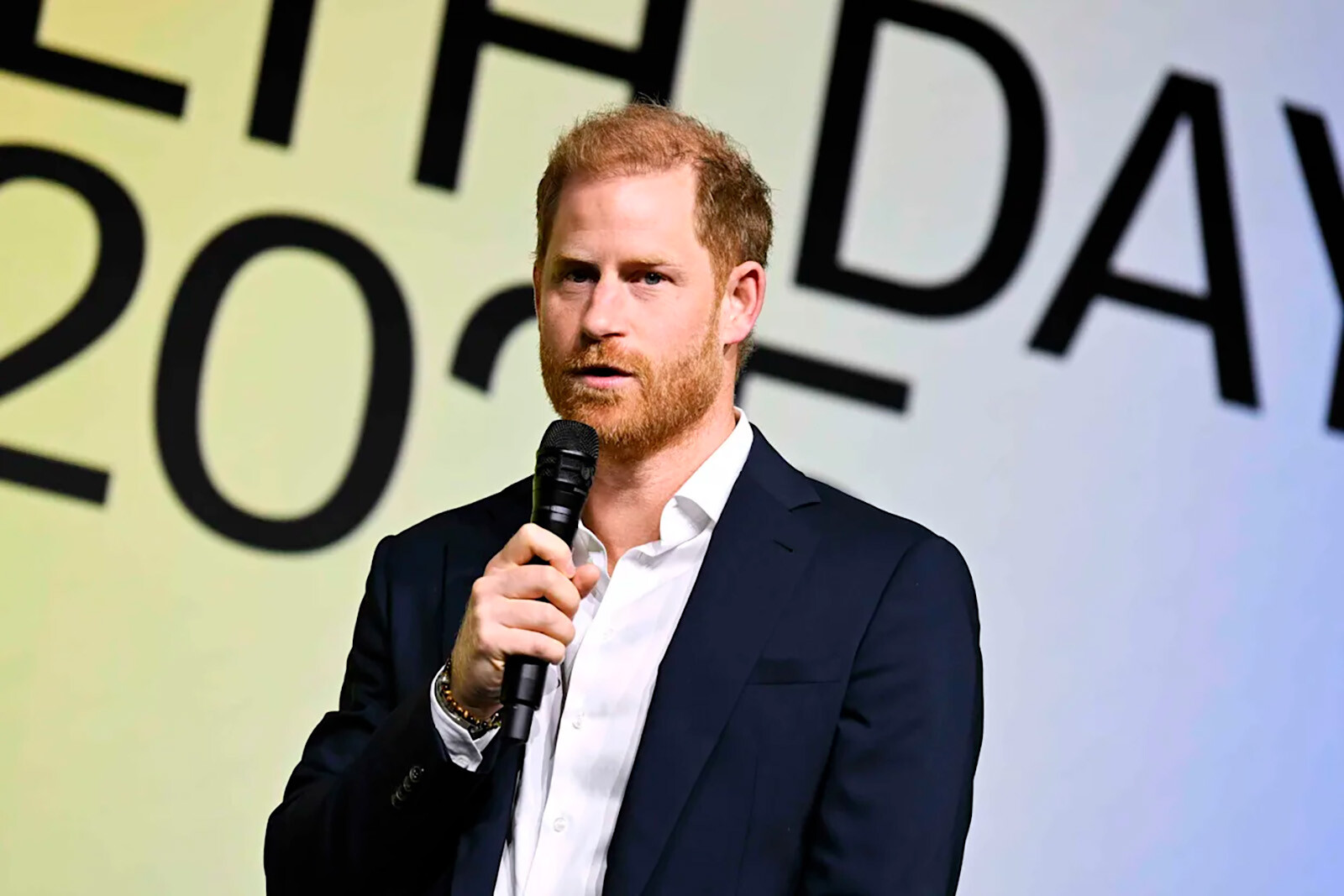 Дворец опроверг информацию о том, что принц Гарри уведомил команду короля о своей поездке в Канаду