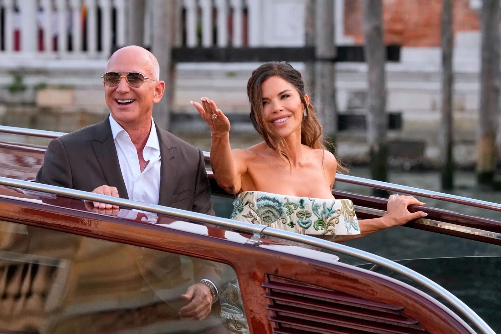 Джефф Безос и Лорен Санчес уже официально поженились