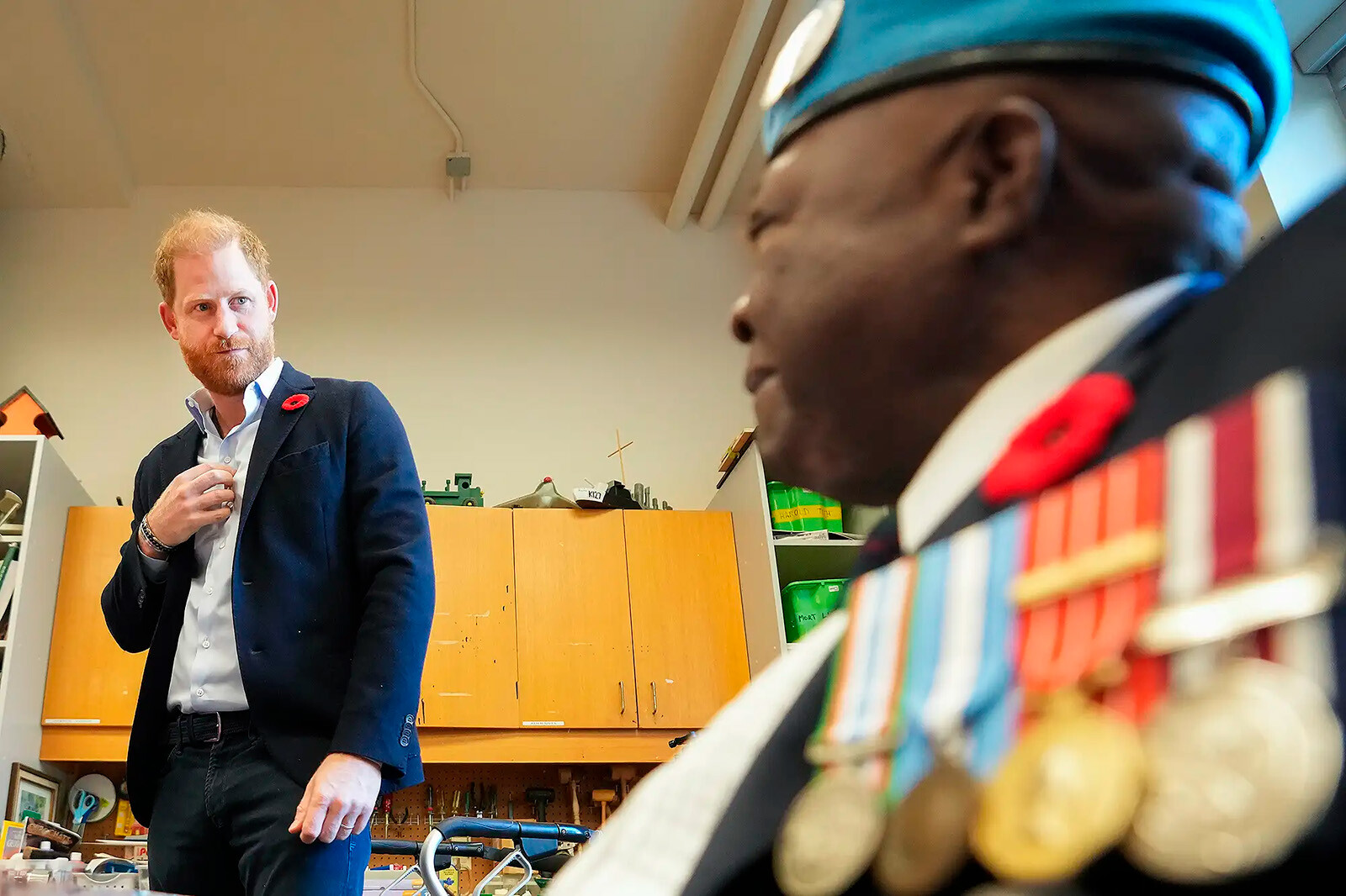 Принц Гарри во время поездки в Канаду в День памяти 6 ноября