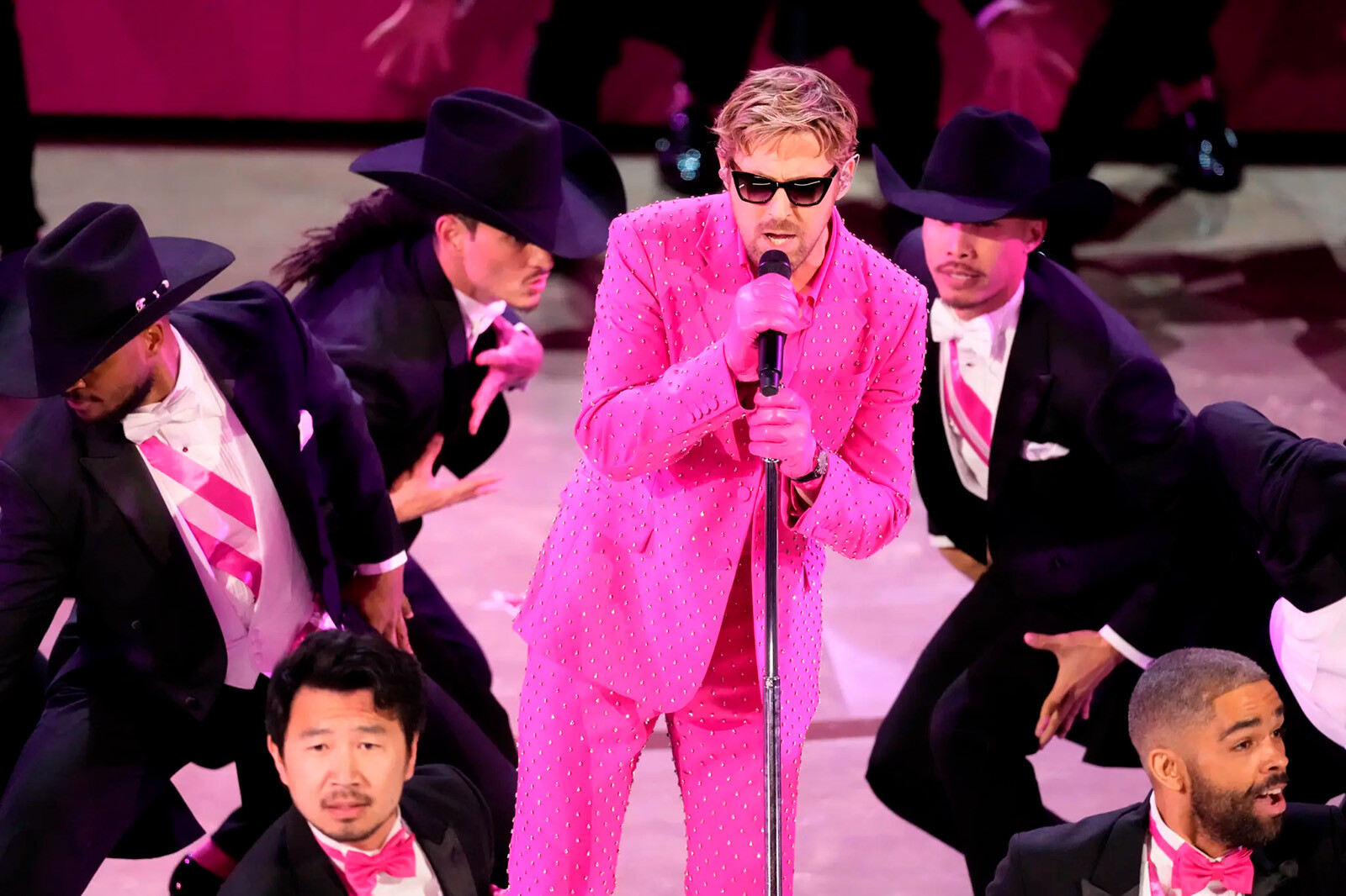 Райан Гослинг во время своего выступление с номинированной на «Оскар» песней I'm Just Ken