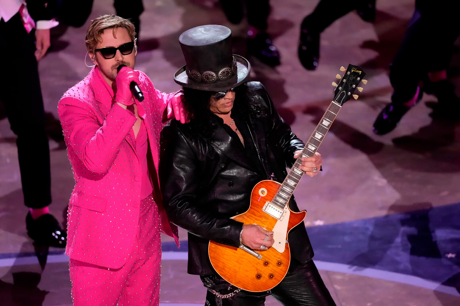 Райан Гослинг и Слэш во время своего выступление с номинированной на «Оскар» песней I'm Just Ken
