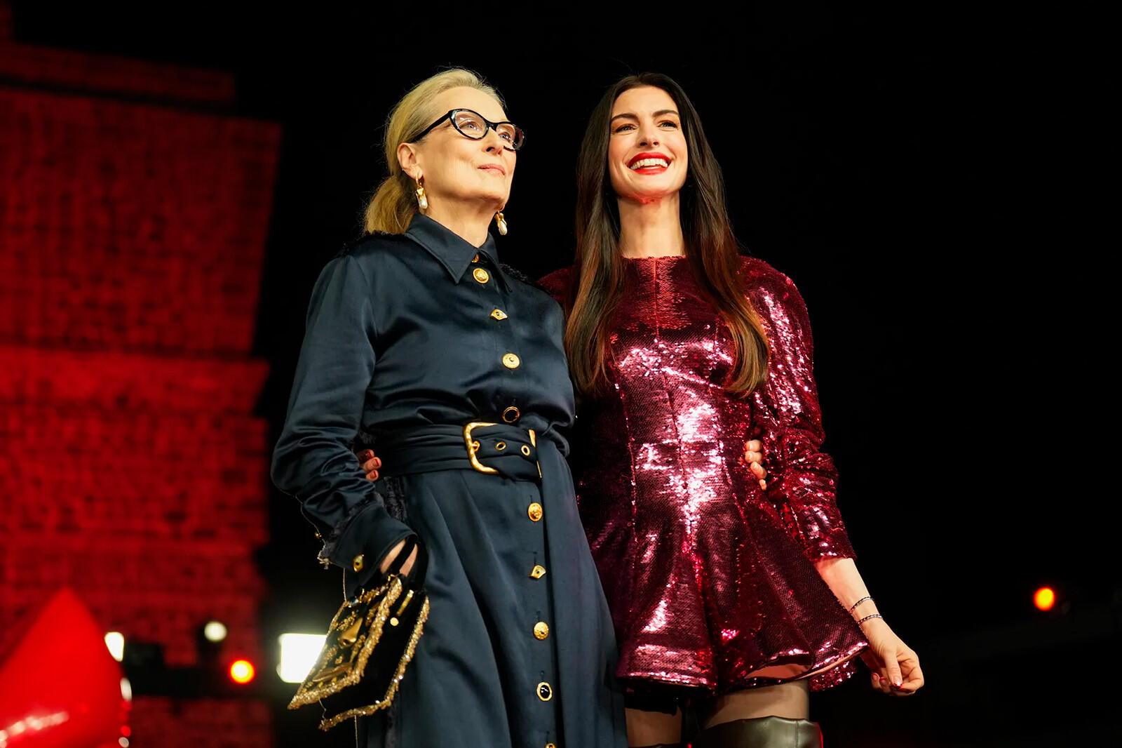 Мерил Стрип в платье от Schiaparelli и Энн Хэтэуэй в платье от Stella McCartney