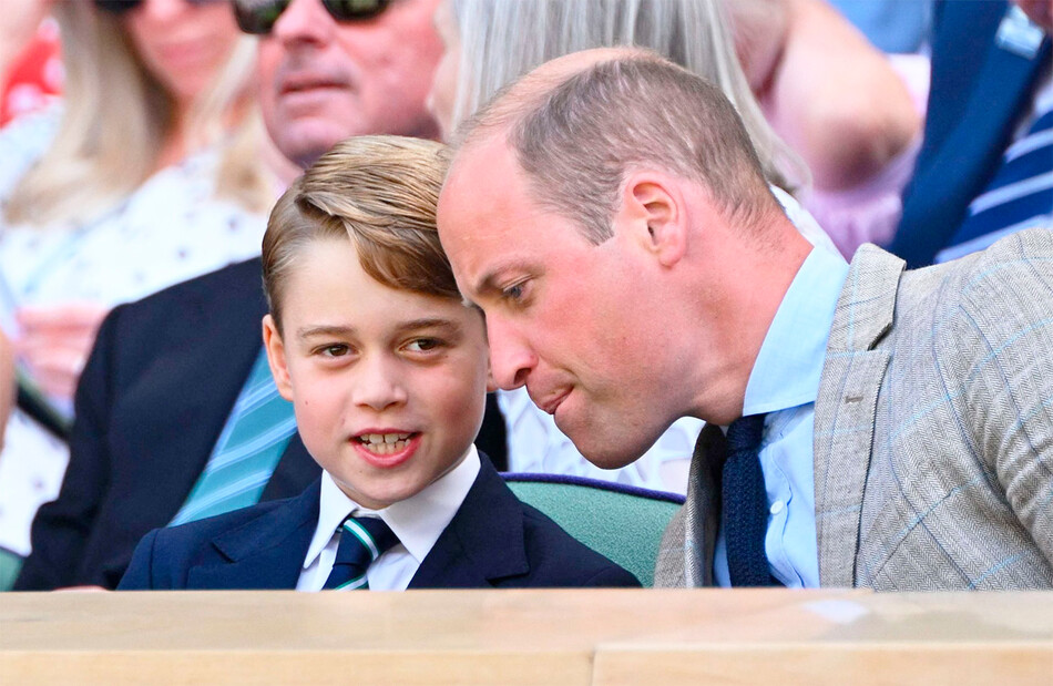 Принц Джордж общается с принцем Уильямом во время посещения игр Уимблдона во Всеанглийском клубе лаун-тенниса и крокета 10 июля 2022 года в Лондоне, Англия