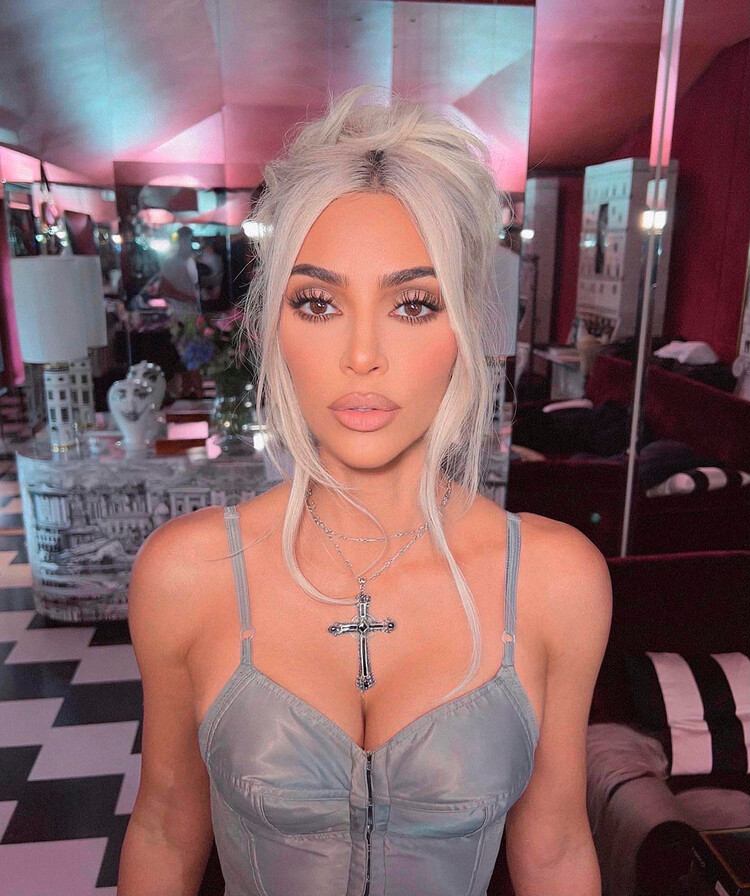 Ким Кардашьян на свадьбе сестры Кортни Кардашьян на острове Портофино, Италия 2022