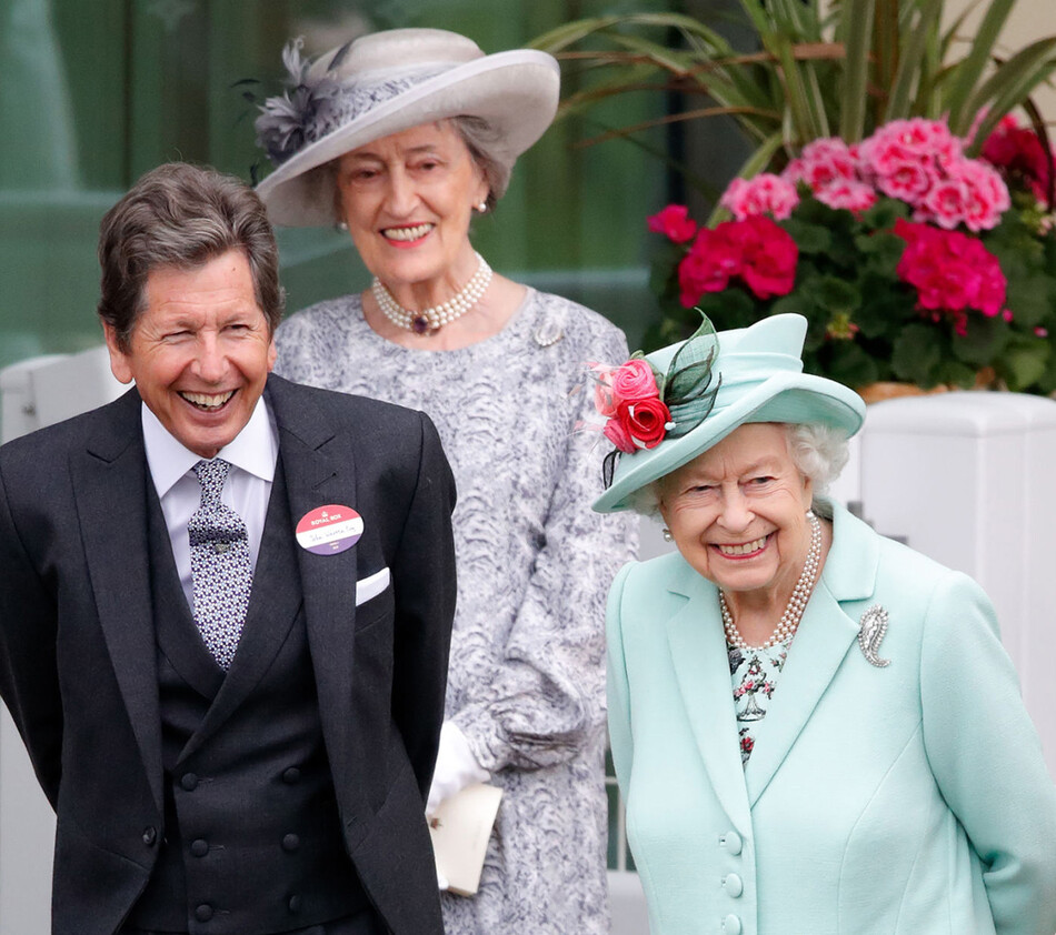 Елизавета II в сопровождении своего гоночного менеджера Джона Уоррена и ее фрейлины Сьюзан Хасси