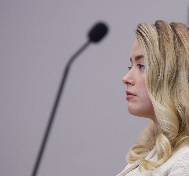 Эмбер Хёрд в зале суда