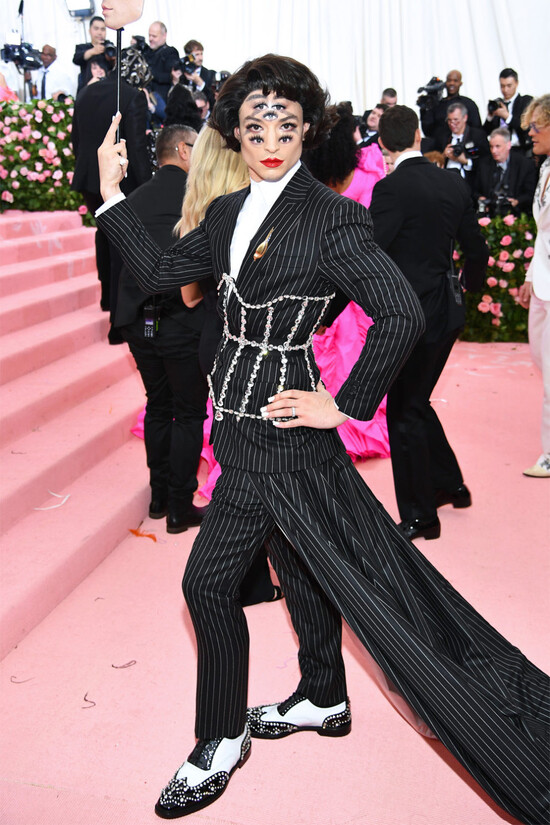 Эзра Миллер в Burberry Met Gala 2019
