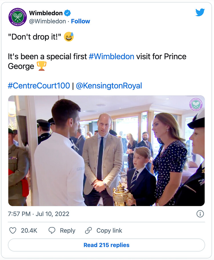 Принц Джордж держит кубок Уимблдонского турнира, выигранный австралийским теннисистом Ником Кирьосом в финале мужского одиночного разряда среди мужчин Всеанглийского клуба крокета и лаун-тенниса, 10 июля 2022 года