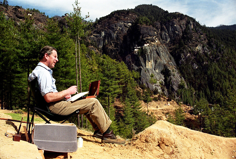 Принц Уэльский рисует акварелью во время отдыха в буддийском молитвенном храме, в Гималаях, во время похода к монастырю Тигровое гнездо, Паро, Бутан, 1998