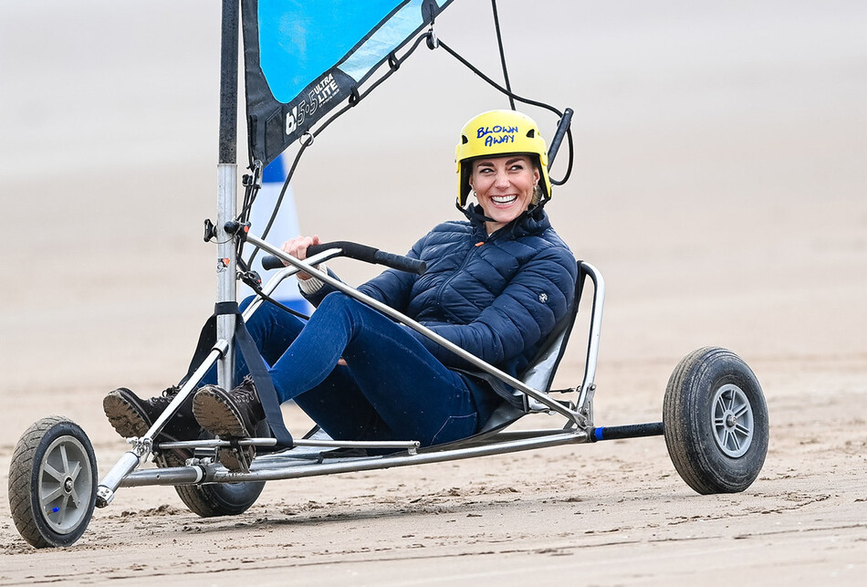 Кейт Миддлтон катается на сухопутной яхте