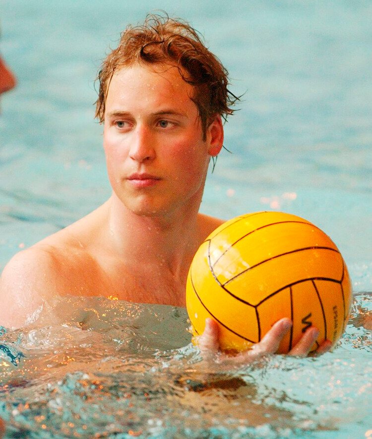 Принц Уильям учится изучает карту в университетской библиотеке в Сент-Эндрюсском университете, 15 ноября 2004 г., Шотландия