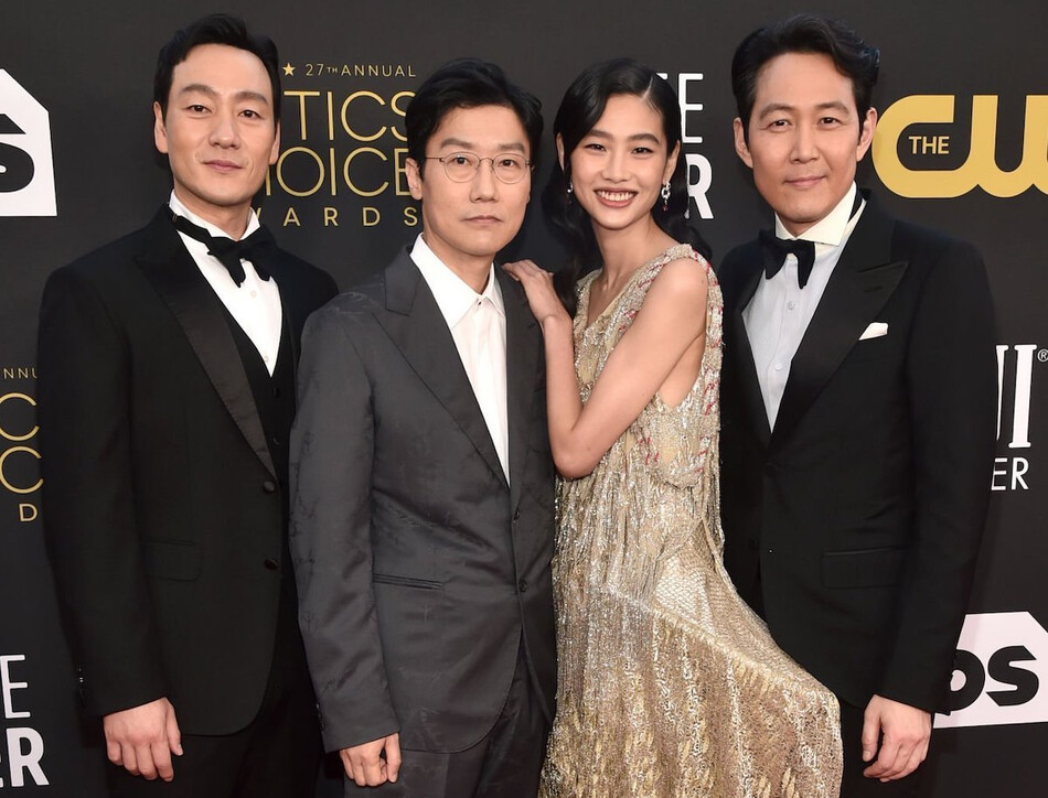 Актёрский каст и режиссёр сериала «Игра в кальмара» на ежегодной премии Critics Choice Awards в Лос-Анджелесе, 2022