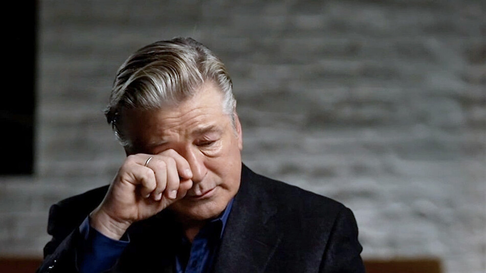 Алек Болдуин не сдерживает слёз во время интервью