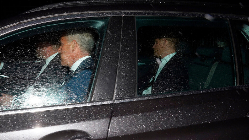 Герцог Сассекский прибывает в Балморал, но так и не успевает застать королеву Елизавету II живой, которая мирно скончалась в Балморале 8 сентября 2022 г., в Шотландии 