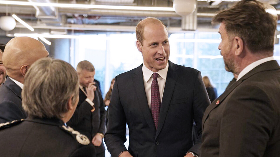 Принц Уильям, герцог Кембриджский ведёт беседу с высокопоставленными участниками симпозиума Королевского фонда по охране психического здоровья 25 ноября 2021 года в Лондоне, Англия