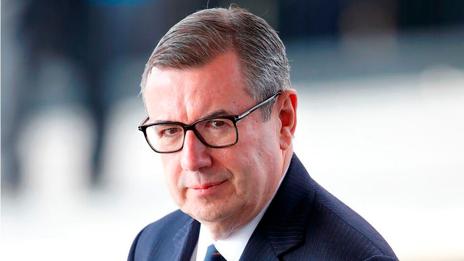 Адвокаты герцога Сассекского заявили, что у личного секретаря королевы Елизаветы II Эдварда Янга были напряжённые отношения с принцем Гарри