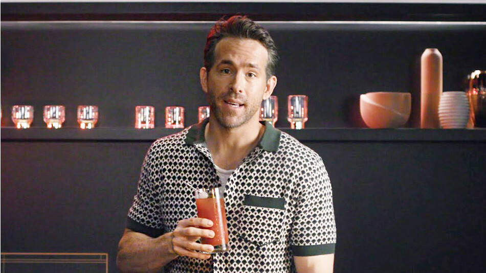 Райан Рейнольдс рассказывает, как приготовить его авторский коктейль по случаю 40-летия сэндвича из McDonald's