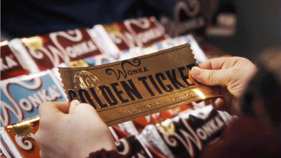Кадр из фильма «Чарли и шоколадная фабрика», 2005 года. Золотой билет – приглашение на завод Вилли Вонки