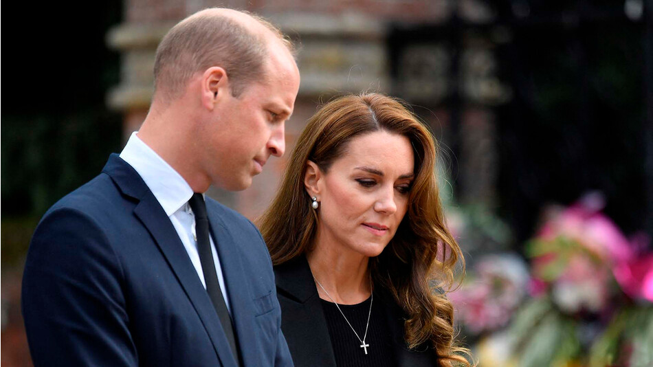 Принц Уильям и Кейт Миддлтон спрятали написанные ими рукописные записки в траурном венке королевы Елизаветы II