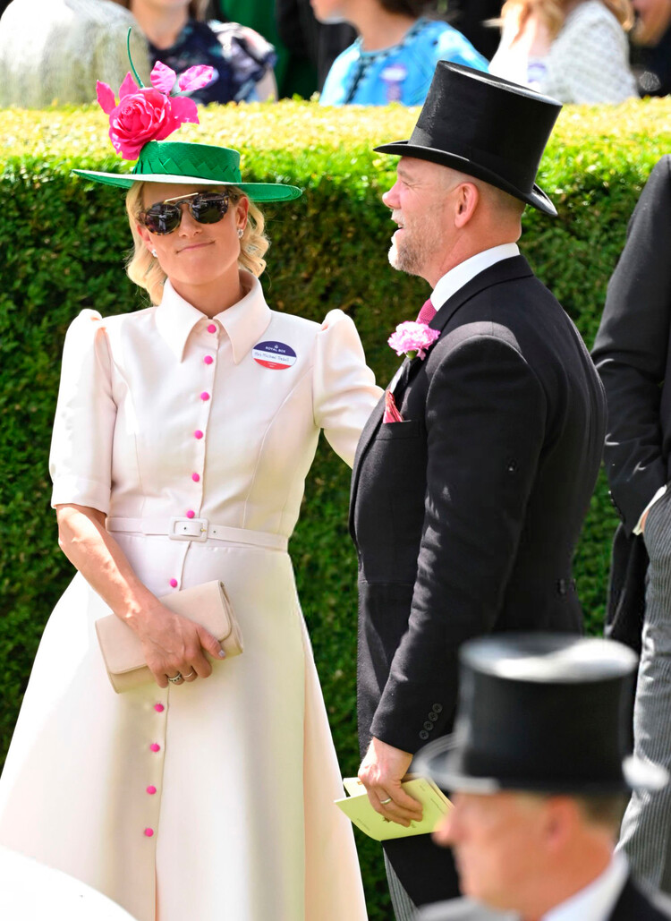 Майк Тиндалл и Зара Тиндалл общаются в кулуарах королевских скачек на ипподроме Аскот в третий день «Женского дня» Royal Ascot 16 июня 2022 года в Аскоте, Англия