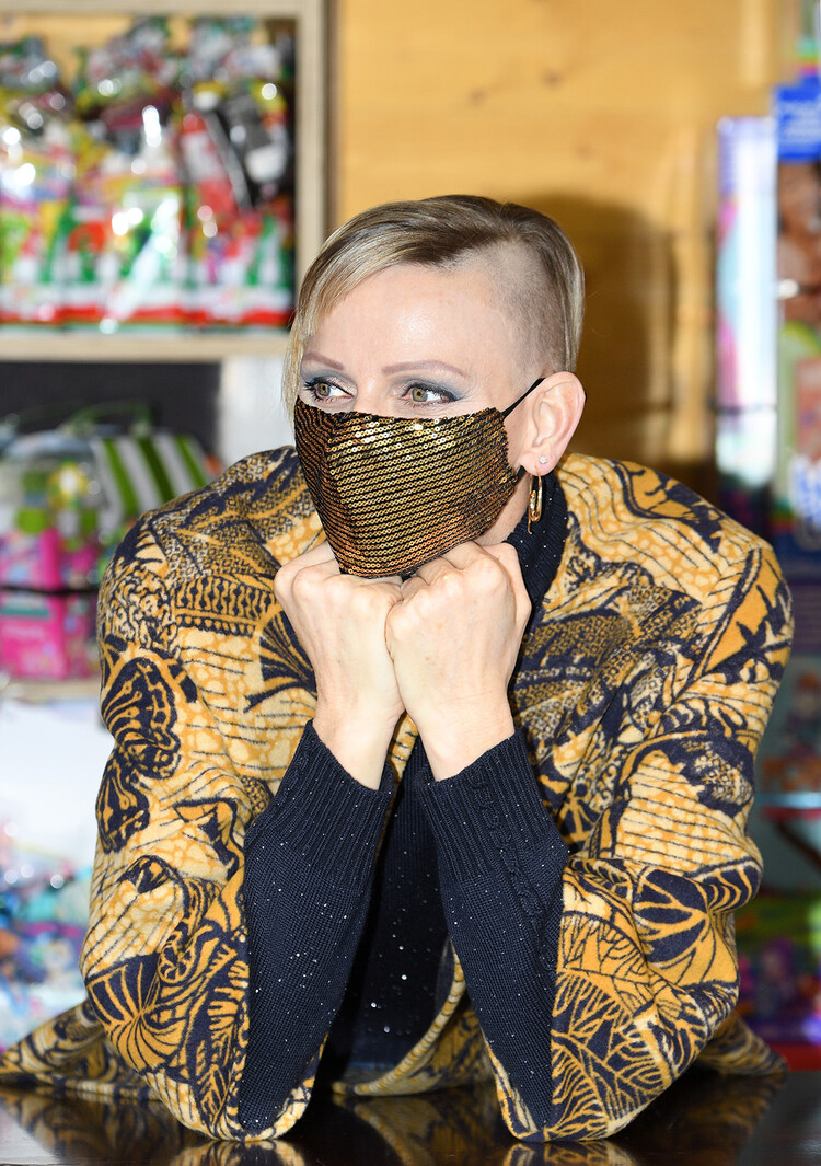 Принцесса Монако Шарлен присутствует на раздаче рождественских подарков 16 декабря 2020 года в Монако, Монако