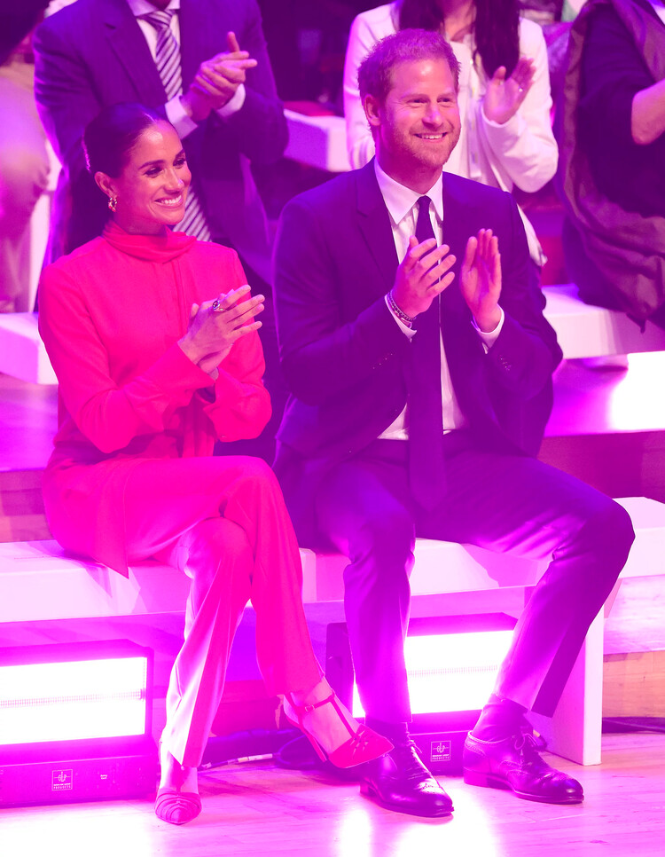 Меган Маркл и принц Гарри во время церемонии открытия Всемирного саммита молодых людей 2022 года