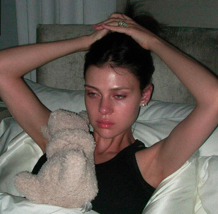 Никола Пельтц поделилась селфи со слезами на глазах