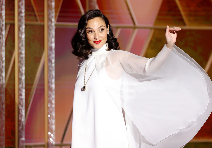 Галь Гадот церемония вручения премии «Золотой глобус» 2021 в белом платье от Givenchy