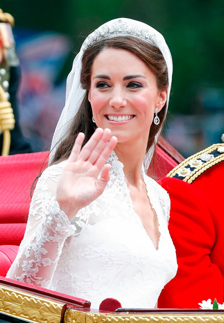 Кэтрин, герцогиня Кембриджская едет в Букингемский дворец в конной повозке State Landau 1902 года после свадебной церемонии в Вестминстерском аббатстве 29 апреля 2011 года в Лондоне, Англия