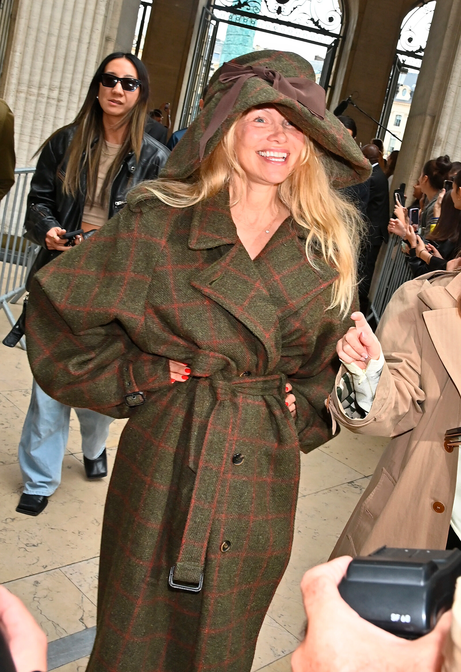 Памела Андерсон посещает показ Vivienne Westwood сезона весна-лето 2024 в рамках Недели моды в Париже