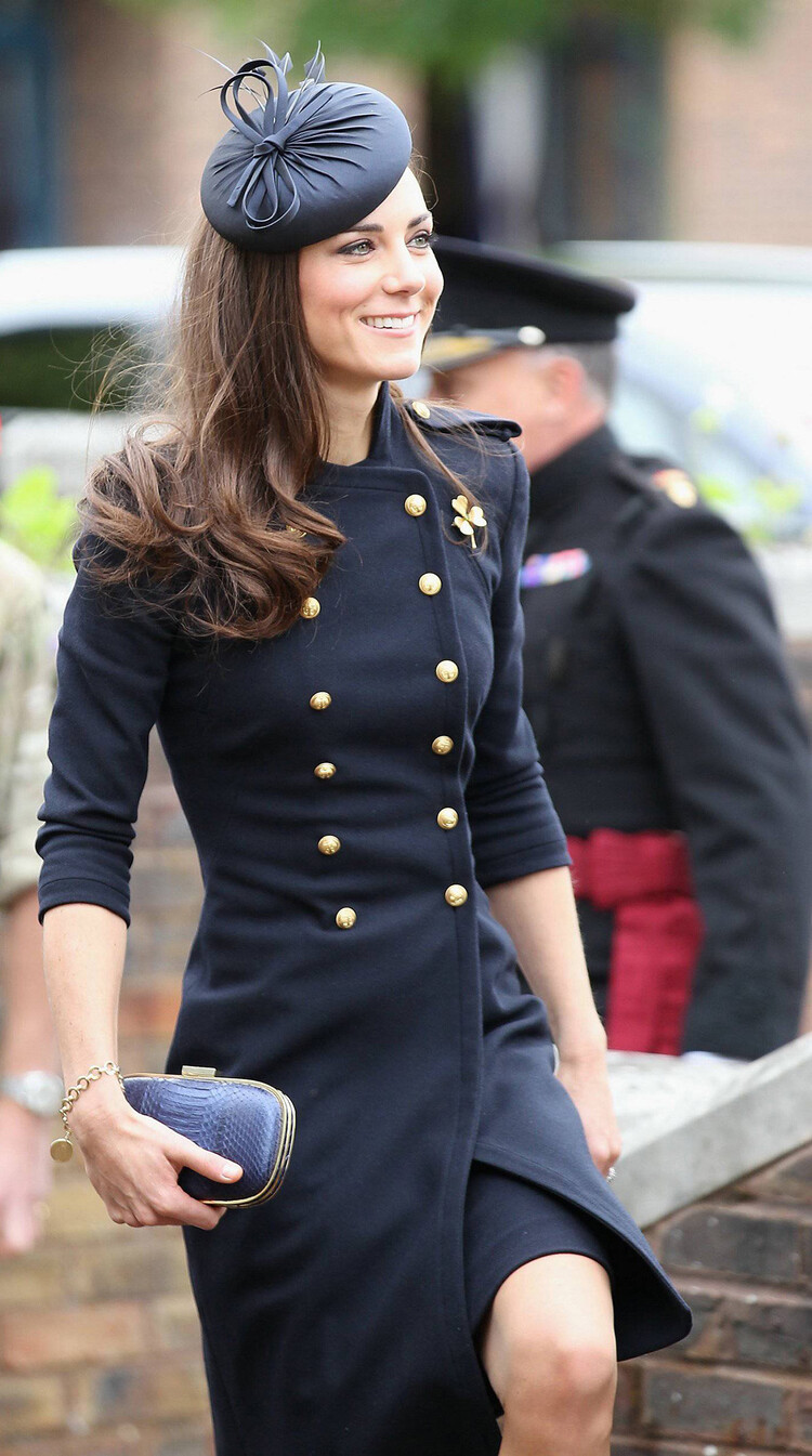 Герцогиня Кембриджская впервые надела брошь в виде клевера в 2011 году, и с тех пор она является эксклюзивным публичным носителем этого украшения