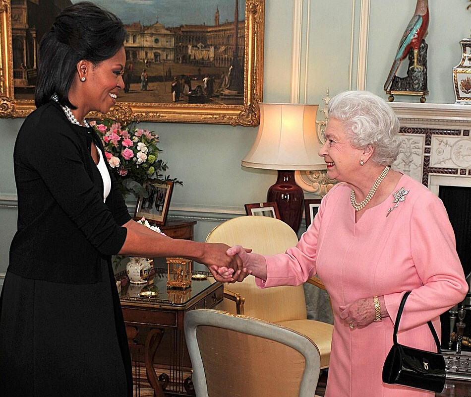 Мишель Обама и Елизавета II рукопожатие