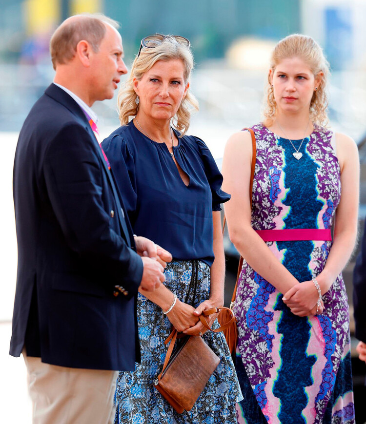 Принц Эдуард, граф Уэссекский и Софи, графиня Уэссекская с детьми леди Луизой Виндзор и Джеймсом, виконтом Северном на Играх Содружества 2022 года 1 августа 2022 года в Бирмингеме, Англия