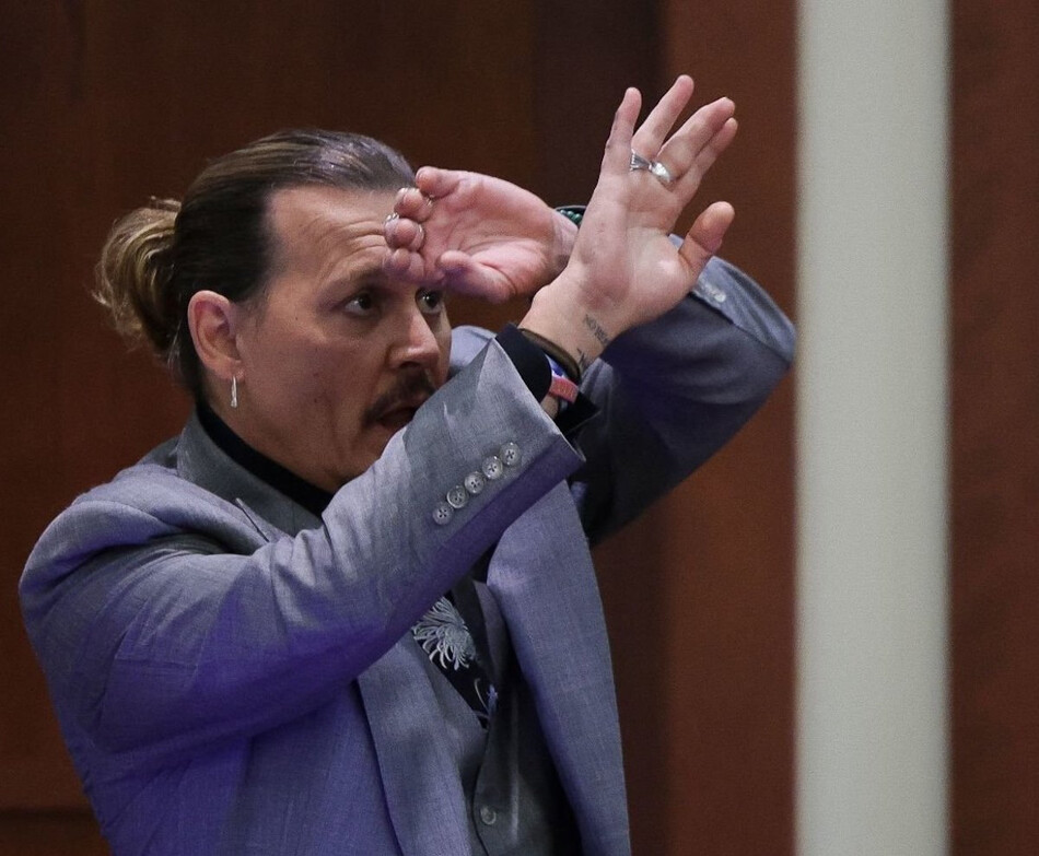 Джонни Депп воспроизводит момент ссоры между ним и Эмбер Хёрд, в окружном суде округа Фэрфакс в Фэрфаксе, штат Вирджиния, 2022