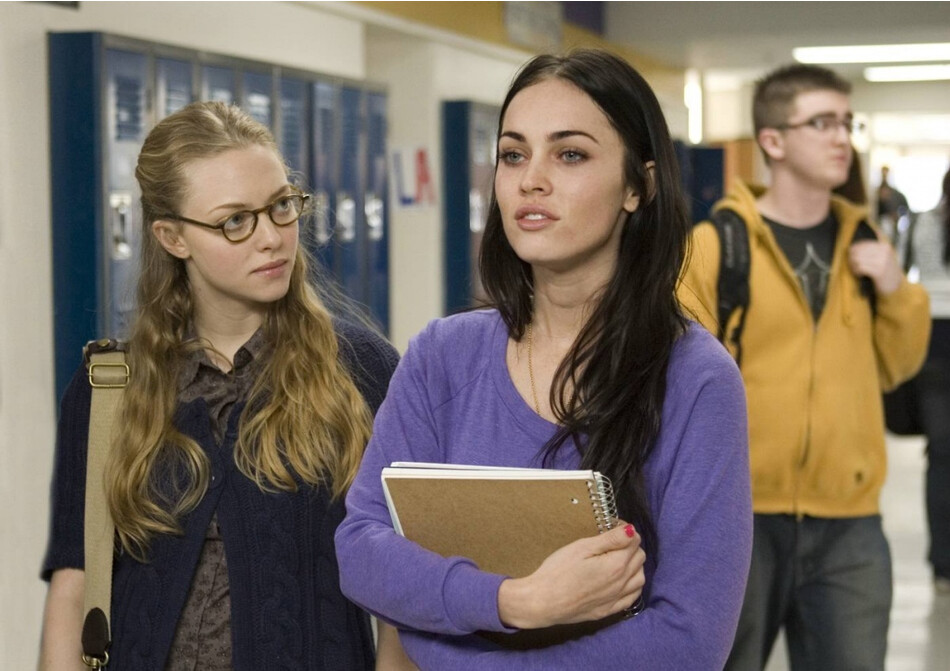 Меган Фокс и Аманда Сейфрид в фильме «Тело Дженнифер», 2009