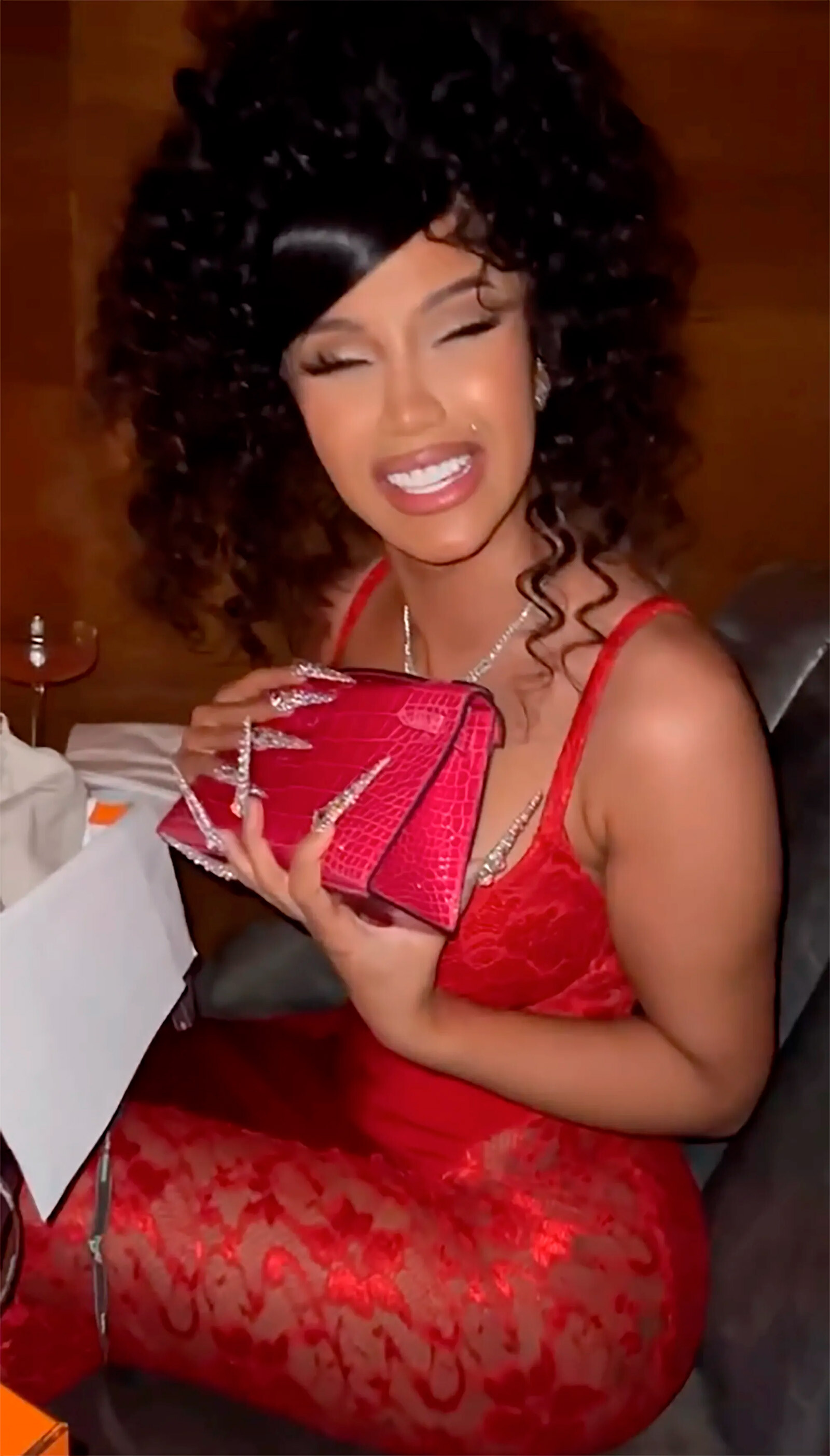 Offset подарил Карди Би на день рождения ещё больше сумочек от Hermès