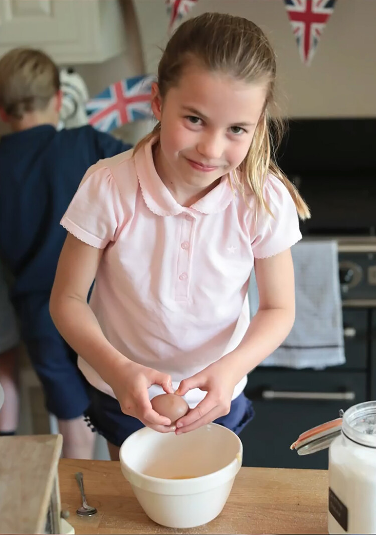 Джордж, Шарлотта и Луи приготовили своими руками сладкий подарок королеве Елизавете II