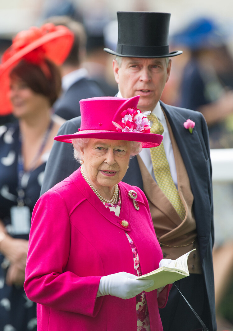 Королева Елизавета II и принц Эндрю посещают Royal Ascot 2017 на ипподроме Аскот 22 июня 2017 года в Аскоте, Англия