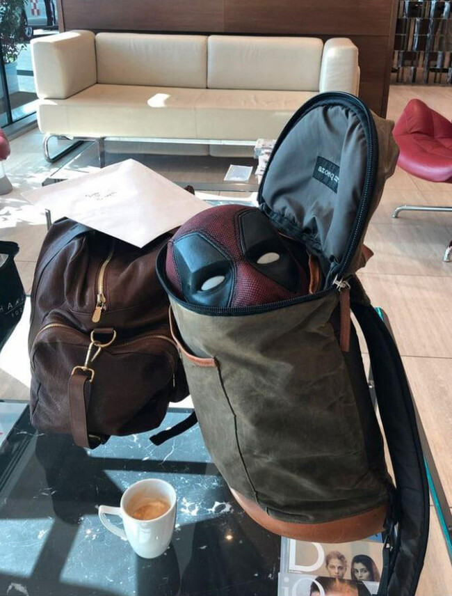 Райан Рейнольдс носит маску Дэдпула в своём рюкзаке