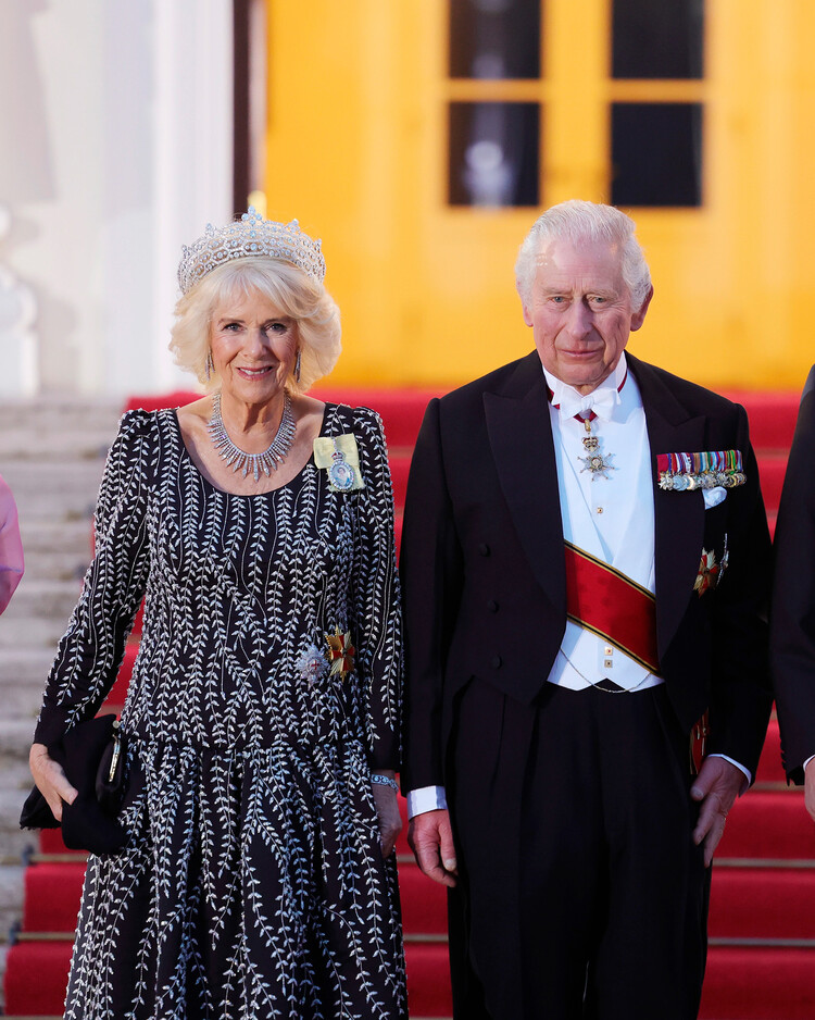 Камилла Паркер-Боулз появилась на банкете в тиаре и бриллиантовом колье Елизаветы II