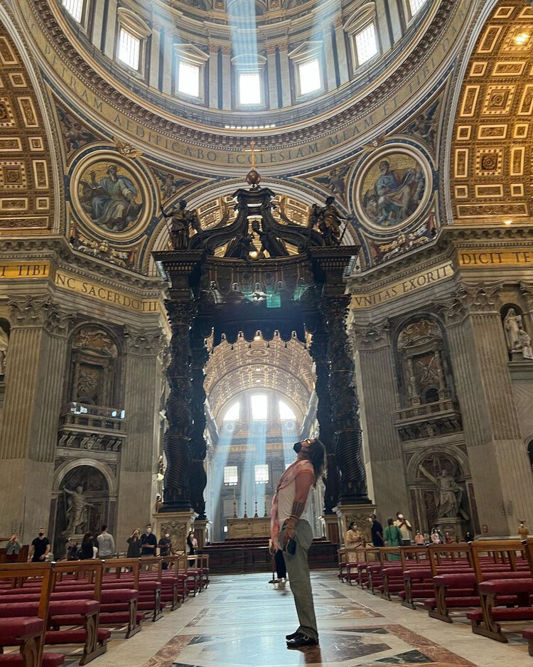 Джейсон Момоа любуется величественной архитектурой Апостольского дворца, 2022