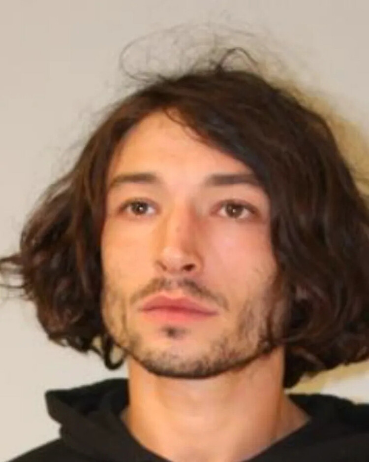 Эзра Миллер в полицейском участке в Гавайи, 2022