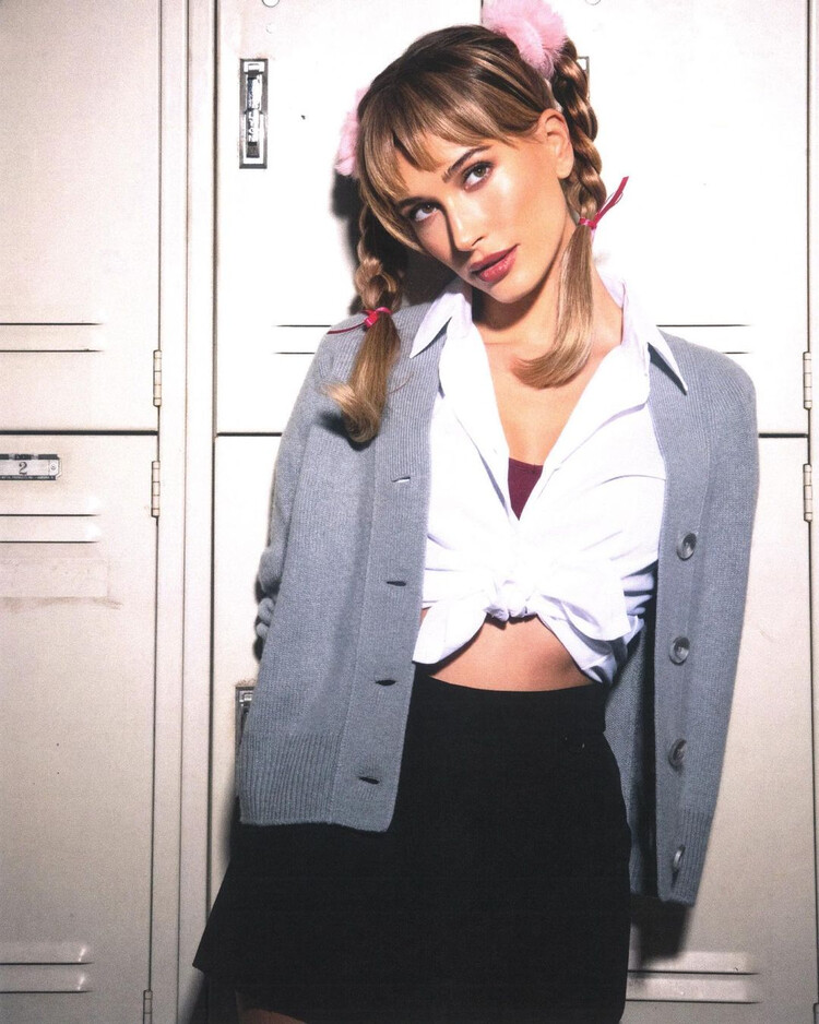 Хейли Бибер в образе Бритни Спирс