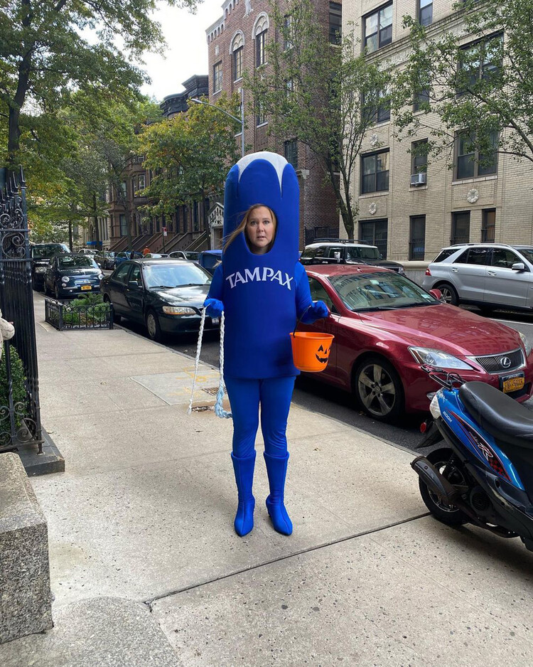 Halloween 2021 Эми Шумер в образе женского гигиенического средства Tampex