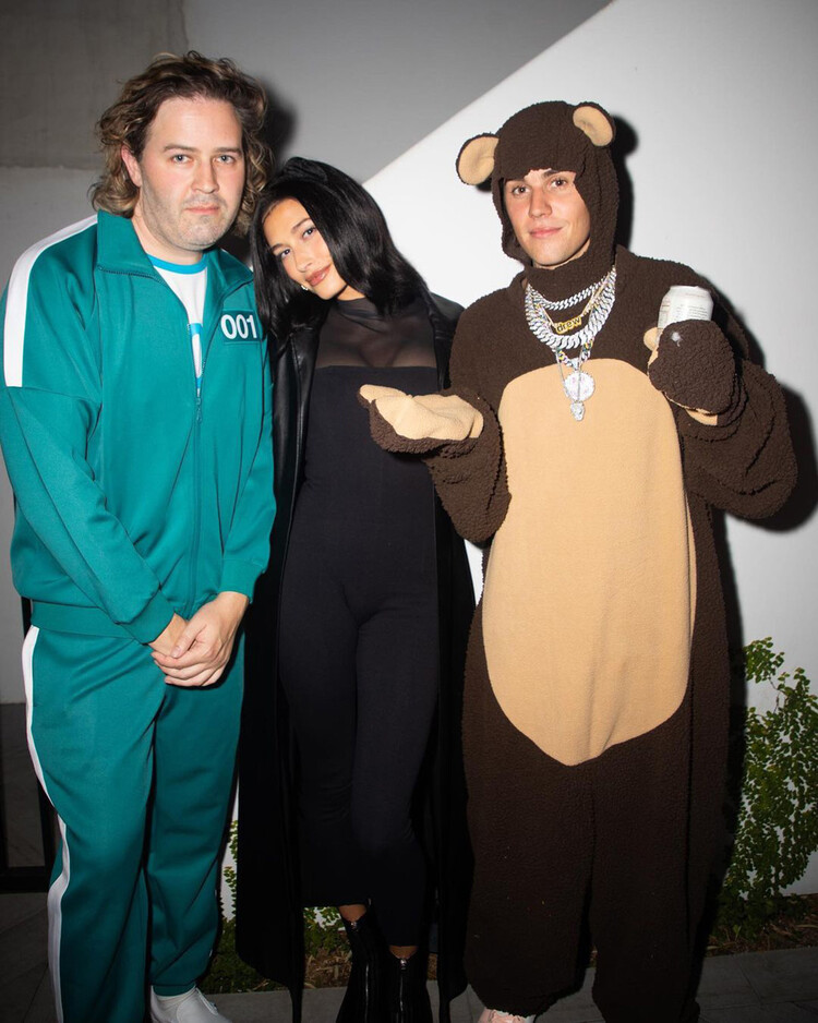 Джастин Бибер в костюме мишки