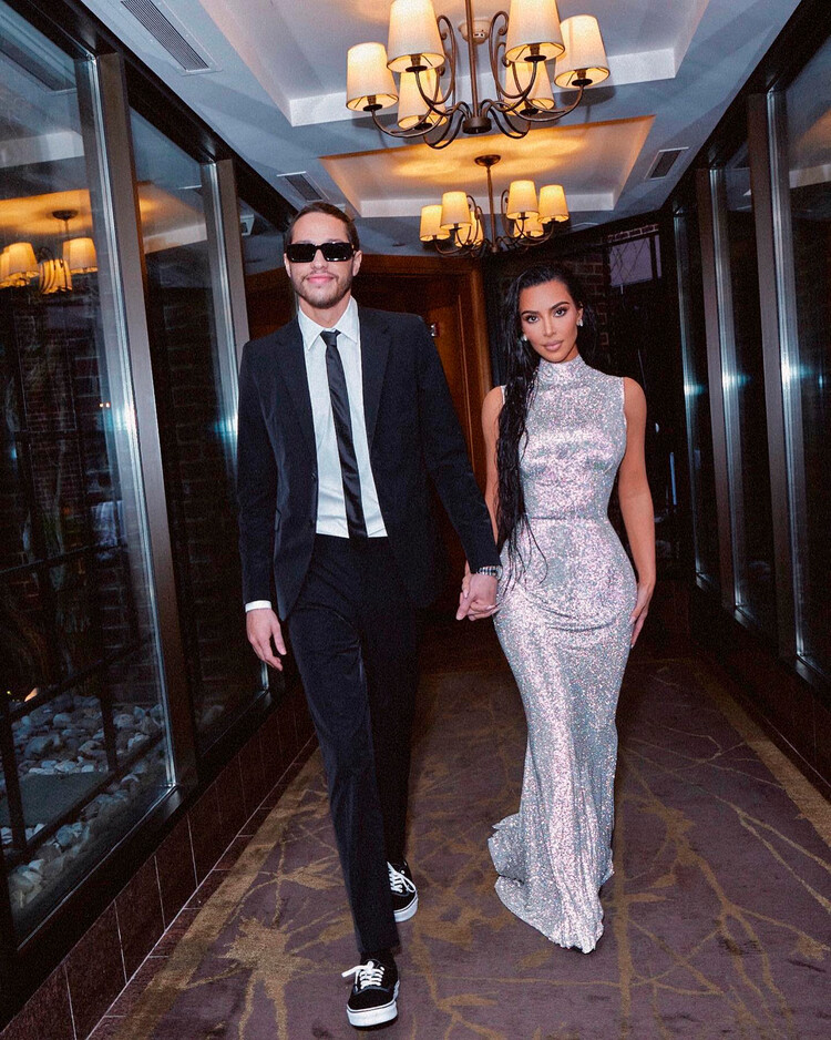 Пит Дэвидсон и Ким Кардашьян вместе идут по корредору отеля Washington Hilton в Вашингтоне, округ Колумбия, 30 апреля 2022 года