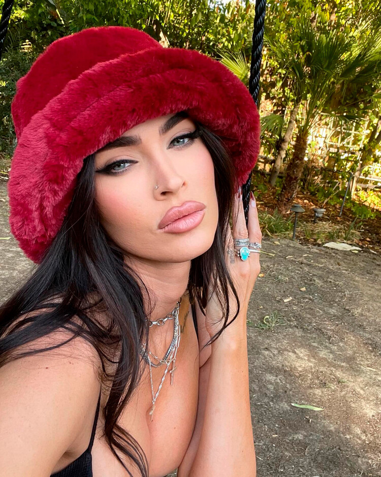 Меган Фокс похвасталась новым оттенком волос